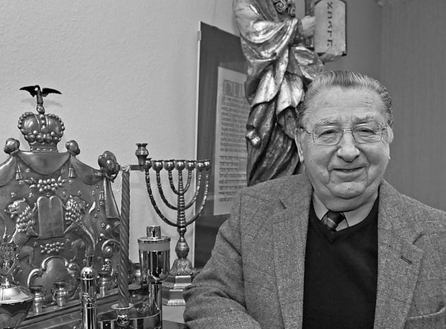 Am 26. September 2013 ist Arno Hamburger in Nürnberg verstorben. Die Trauerfeier für ihn fand auf Wunsch der Familie am 30. September 2013 auf dem Jüdischen Friedhof in Nürnberg statt.