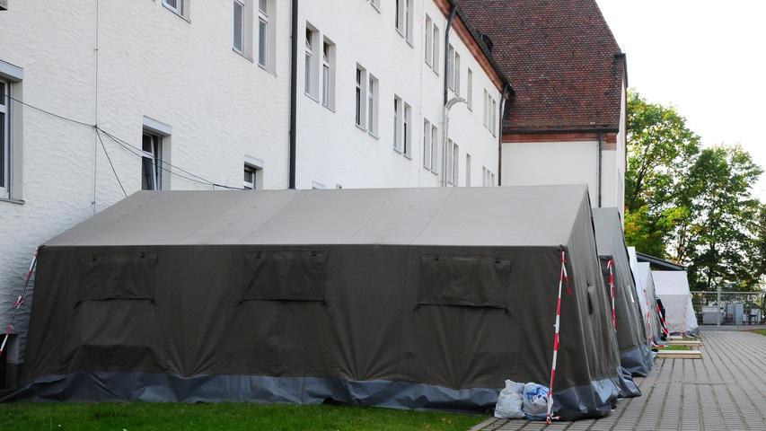 ...wiederholte sich Ende 2012, als ein Flüchtlingsstrom aus Südosteuropa die zentrale Aufnahmeeinrichtung dazu zwang, die Asylbewerber in Zelte einzuquartieren.