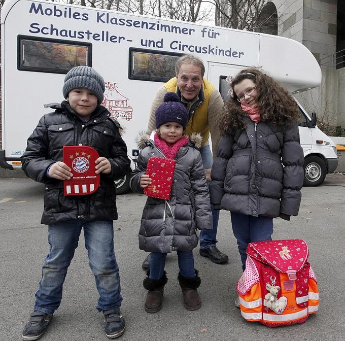 Federmäppchen und Rucksack bringen die Schaustellerkinder Colin, Leni und Beverly (re.) zum Unterricht in Stefan Koenens „Mobiles Schulzimmer“ mit, mehr nicht. Federmäppchen und Rucksack bringen die Schaustellerkinder Colin, Leni und Beverly (re.) zum Unterricht in Stefan Koenens „Mobiles Schulzimmer“ mit, mehr nicht.