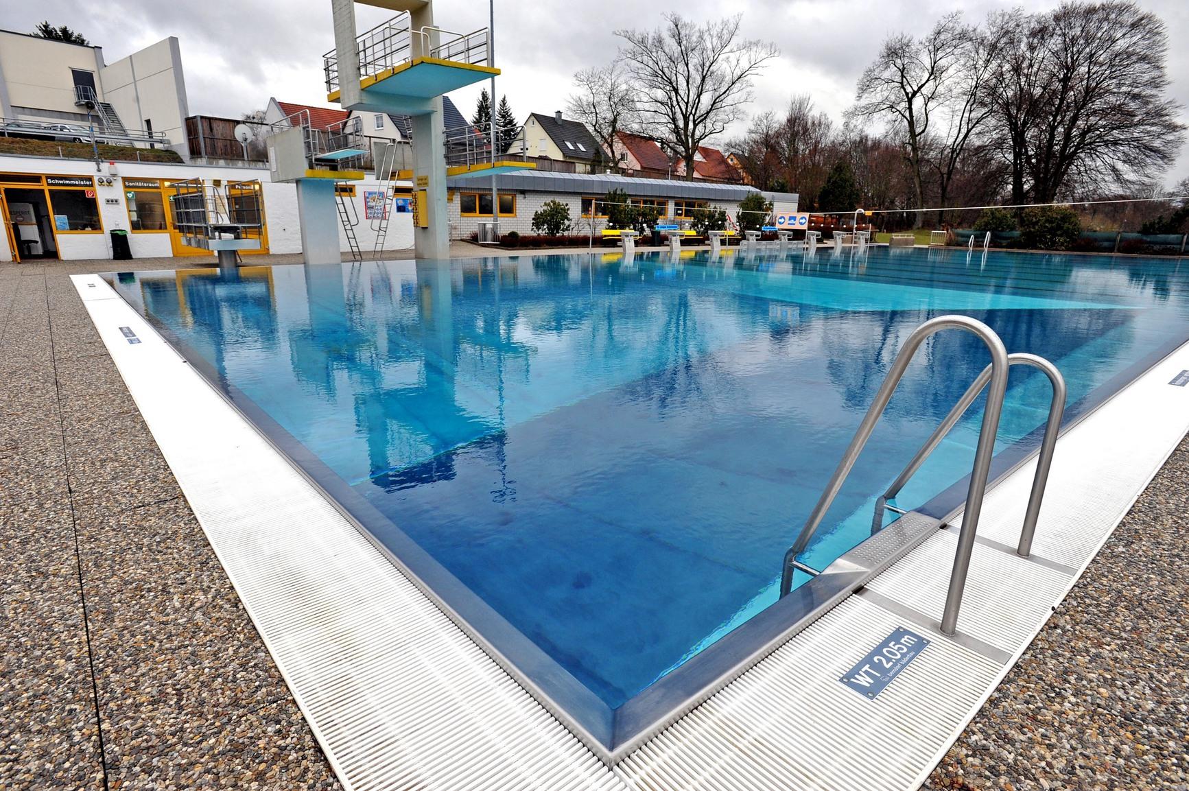 Besucher können sich auf einer Gartenanlage mit Beach-Volleyball-Feld und Großtrampolinanlage, in einem Schwimmbecken mit insgesamt vier Bahnen und einem Sprungbecken mit Sprungturm austoben. Informationen zu den Öffnungszeiten und Corona-Regelungen finden Sie unter diesem Link.