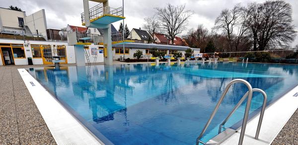 Besucher können sich auf einer Gartenanlage mit Beach-Volleyball-Feld und Großtrampolinanlage, in einem Schwimmbecken mit insgesamt vier Bahnen und einem Sprungbecken mit Sprungturm austoben. Informationen zu den Öffnungszeiten und Corona-Regelungen finden Sie unter diesem Link.