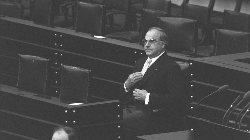 ... der spätere "Kanzler der deutschen Einheit", Helmut Kohl, der als einen der ersten Schritte den Bundestag auflöste und Neuwahlen anordnete. Dass die Wende doch nicht so problemlos verlief, wie der CDU'ler es den Deutschen versprochen hatte, wurde Helmut Kohl schließlich zum Verhängnis. Hohe Arbeitslosigkeit und wohl zu viele Jahre unter ihm führten dazu, dass der Kanzler des Euro nach 16 Jahren abgewählt wurde und nach ihm...