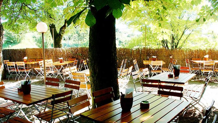 Im Biergarten des mexikanischen Restaurants El Coyote lässt es sich unter den Schatten spendenden Kastanienbäumen gut aushalten. Hier kann man Cocktails schlürfen, Steaks genießen und den Kindern beim Spielen auf dem hauseigenen Spielplatz zuschauen.
Durchschnittsnote: 3,36 Im Biergarten des mexikanischen Restaurants El Coyote lässt es sich unter den Schatten spendenden Kastanienbäumen gut aushalten. Hier kann man Cocktails schlürfen, Steaks genießen und den Kindern beim Spielen auf dem hauseigenen Spielplatz zuschauen.
Durchschnittsnote: 3,36