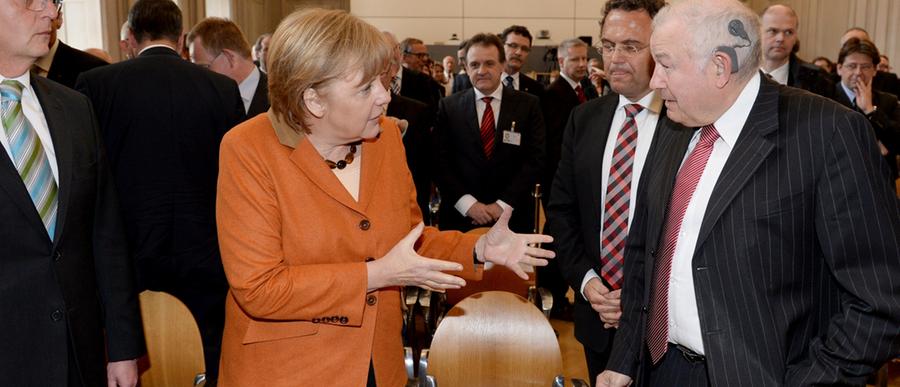 Zum Festakt des 60-jährigen Bestehens des Bundesamts für Migration und Flüchtlinge (BAMF) kam allerlei Polit-Prominenz nach Nürnberg. Im April 2013 traf der ehemalige bayerische Ministerpräsident Günther Beckstein (CSU)hier auf Kanzlerin Angela Merkel.
