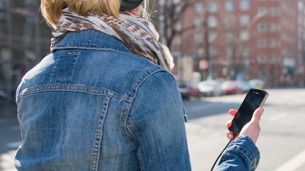 Falsch. Musikhören und Telefonieren mit Kopfhörern bzw. Ohrstöpseln ist Radfahrern erlaubt. Allerdings muss die Lautstärke der Musik so niedrig eingestellt sein, dass die Geräusche des Verkehrsgeschehens noch wahrzunehmen sind. Ansonsten kann im Falle eines Unfalls eine Mitschuld festgestellt werden, was den Anspruch auf Schadenersatz und/oder Schmerzensgeld in Frage stellt. Hat der Radler den Unfall verursacht, kann die Lautstärke der Musik womöglich eine besondere Rolle bei der Schuldfrage spielen. Grundsätzlich ist das Hören von zu lauter Musik im Sattel eine Ordnungswidrigkeit, die mit einem Bußgeld in Höhe von zehn Euro geahndet wird.