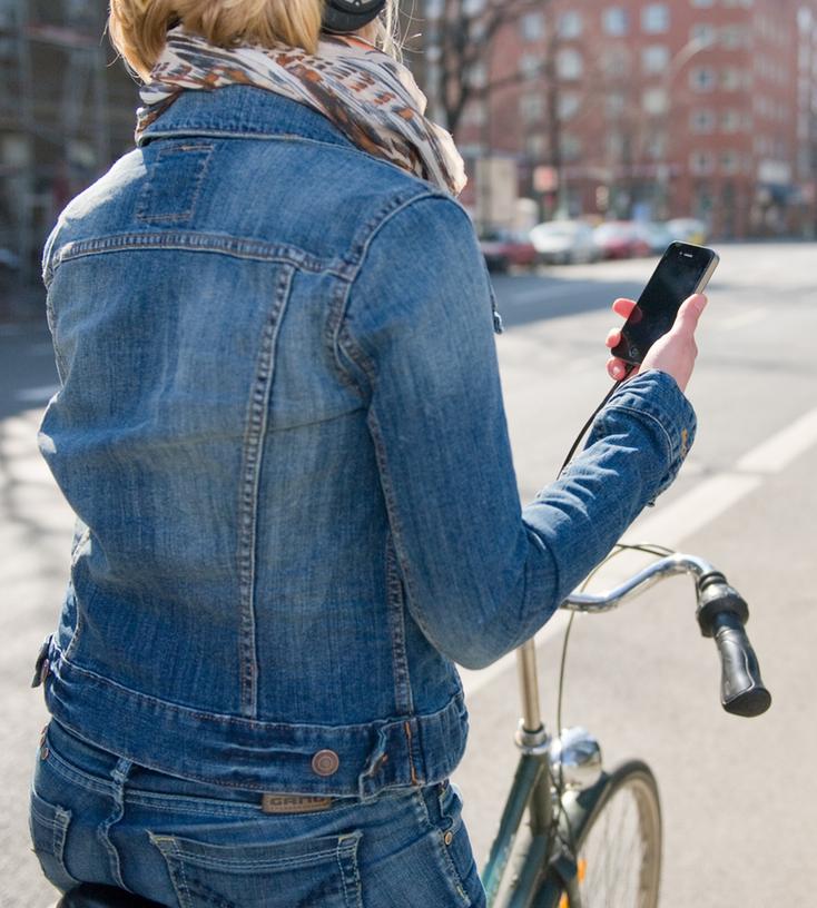 Eine Hand am Lenker, in der anderen das Handy: Wer so auf dem Fahrrad erwischt wird, muss ein Bußgeld zahlen. Dabei spielt es keine Rolle, ob der Radler telefoniert oder nur Musik hört.