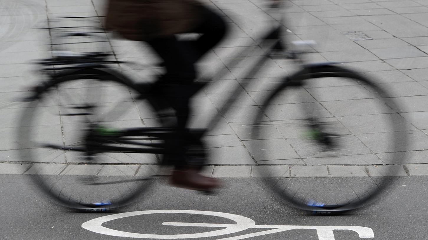 Symbolbild: Auf den Radwegen im Bereich des Schwabacher Bahnhofs liegen häufig Scherben. Eine intensivere Pflege der Zweiradstreifen ist laut Baubetriebsamt nicht realisierbar.