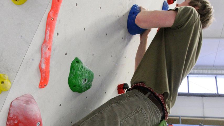 Bouldern ist das Klettern ohne Seil und Klettergurt in einer sicheren Absprunghöhe. Im Falle eines Falls landet man auf weichen Matten. Im E4 können sich nun an sieben Tagen die Woche Anfänger und Fortgeschrittene ausprobieren. Natürlich im passenden Schwierigkeitsgrad.