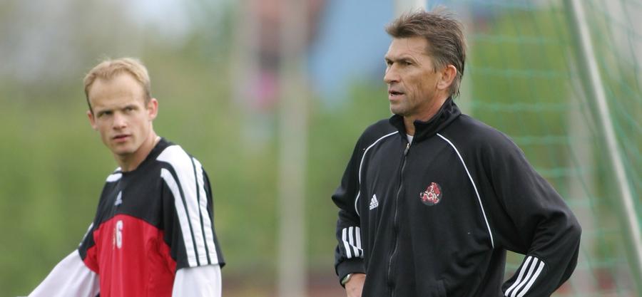 Es kam ein prominenter Trainer: Klaus Augenthaler wurde am 3. März 2000 vorgestellt. 2001 gelang dem Weltmeister der Aufstieg in die 1. Bundesliga. In der folgenden Saison konnte der Abstieg gerade noch vermieden werden, doch die Spielzeit 2002/03 verlief weniger erfolgreich. Es kam ein prominenter Trainer: Klaus Augenthaler wurde am 3. März 2000 vorgestellt. 2001 gelang dem Weltmeister der Aufstieg in die 1. Bundesliga. In der folgenden Saison konnte der Abstieg gerade noch vermieden werden, doch die Spielzeit 2002/03 verlief weniger erfolgreich.