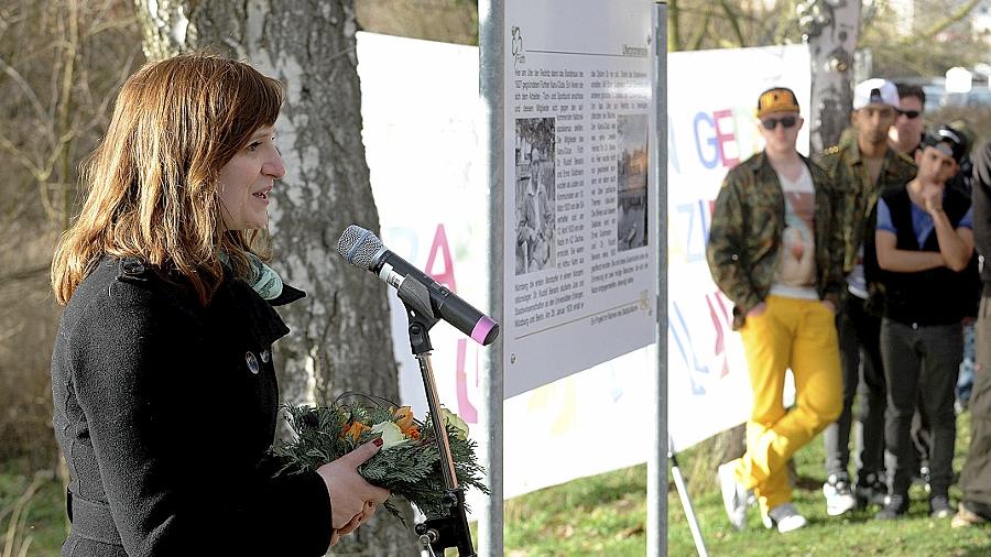 „Mut ist Handeln trotz Angst“: Auch das sagte Franziska Hebart, die sich bei der Gedenkfeier für Rudolf Benario und ihren Großonkel Ernst Goldmann am Ufer der Rednitz zutiefst bewegt zeigte. „Mut ist Handeln trotz Angst“: Auch das sagte Franziska Hebart, die sich bei der Gedenkfeier für Rudolf Benario und ihren Großonkel Ernst Goldmann am Ufer der Rednitz zutiefst bewegt zeigte.