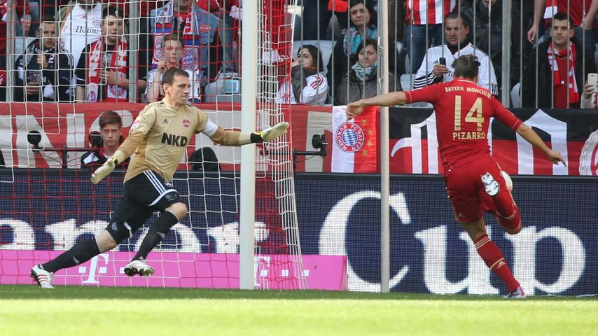 Claudio Pizarro rotiert am Samstag auch in die Bayern-Elf und scheitert in der 12. Minute am reaktionsschnellen Schäfer.