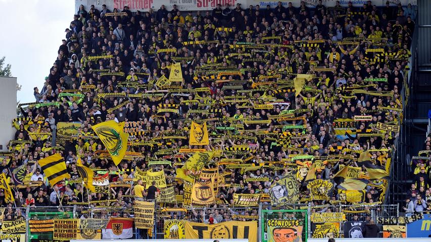 Die rund 5000 mitgereisten Dortmunder Fans sind über Spielverlauf und Ergebnis ebenso erfreut...