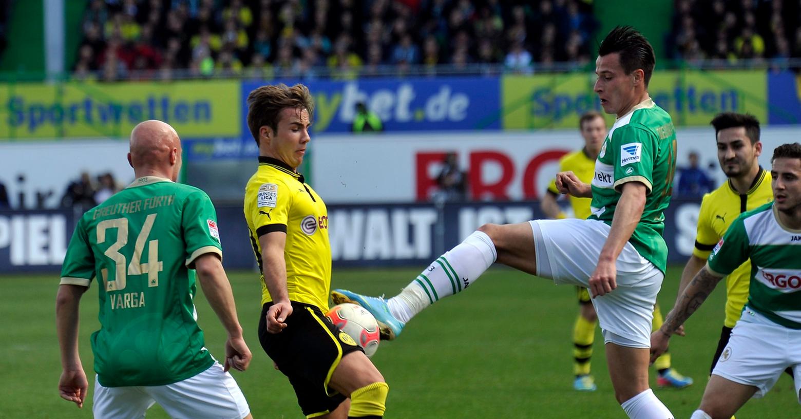 Wenn Edgar Prib nach Dortmund wechselt, hat er andere Spielkameraden als Mario Götze, dem er im Kleeblatt-Dress hier bei der derben 1:6-Klatsche in der Rückrunde begegnet.