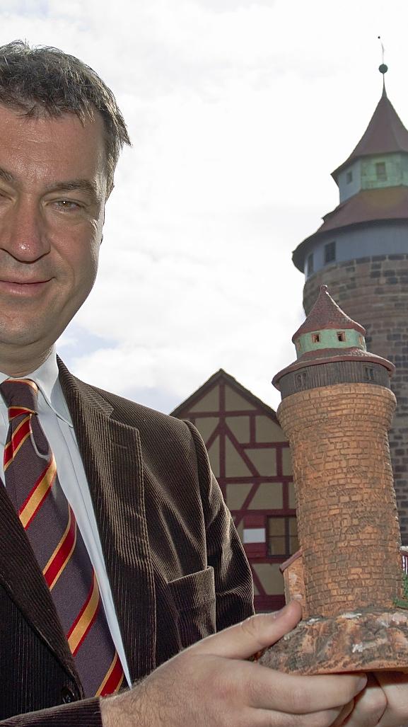 Als Gralshüter der fränkischen Belange scheut Söder kein bildgewaltiges Foto. Nicht ganz zu Unrecht präsentiert er sich gerne als "Herr" über die Nürnberger Burg. Damals noch als Finanzminister fungierte er auch...