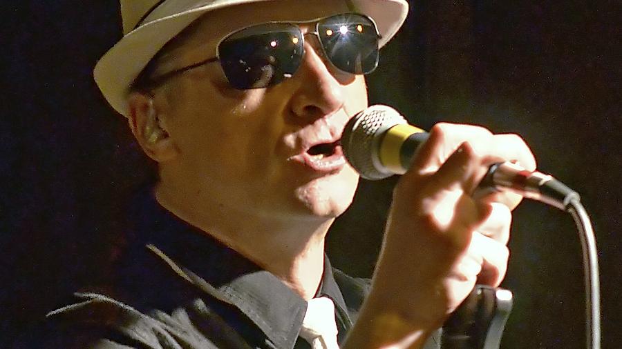 Sänger Peter Hader heizt dem Rockzirkus mächtig ein.