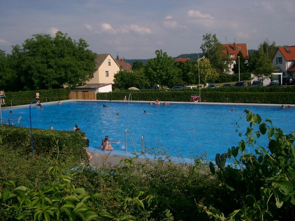 Im Schwimmbecken können Besucher ihre Bahnen ziehen. Zum Ausruhen bietet eine große Liegewiese Gelegenheit. Am 12. Juni startete das Burgbernheimer Freibad in die Saison. Weitere Informationen dazu erhalten Sie in unserem Artikel.