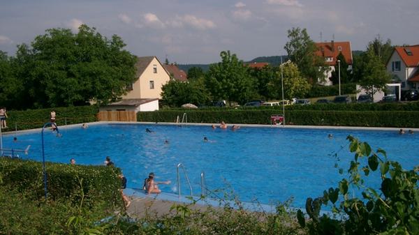 Im Schwimmbecken können Besucher ihre Bahnen ziehen. Zum Ausruhen bietet eine große Liegewiese Gelegenheit. Am 12. Juni startete das Burgbernheimer Freibad in die Saison. Weitere Informationen dazu erhalten Sie in unserem Artikel.