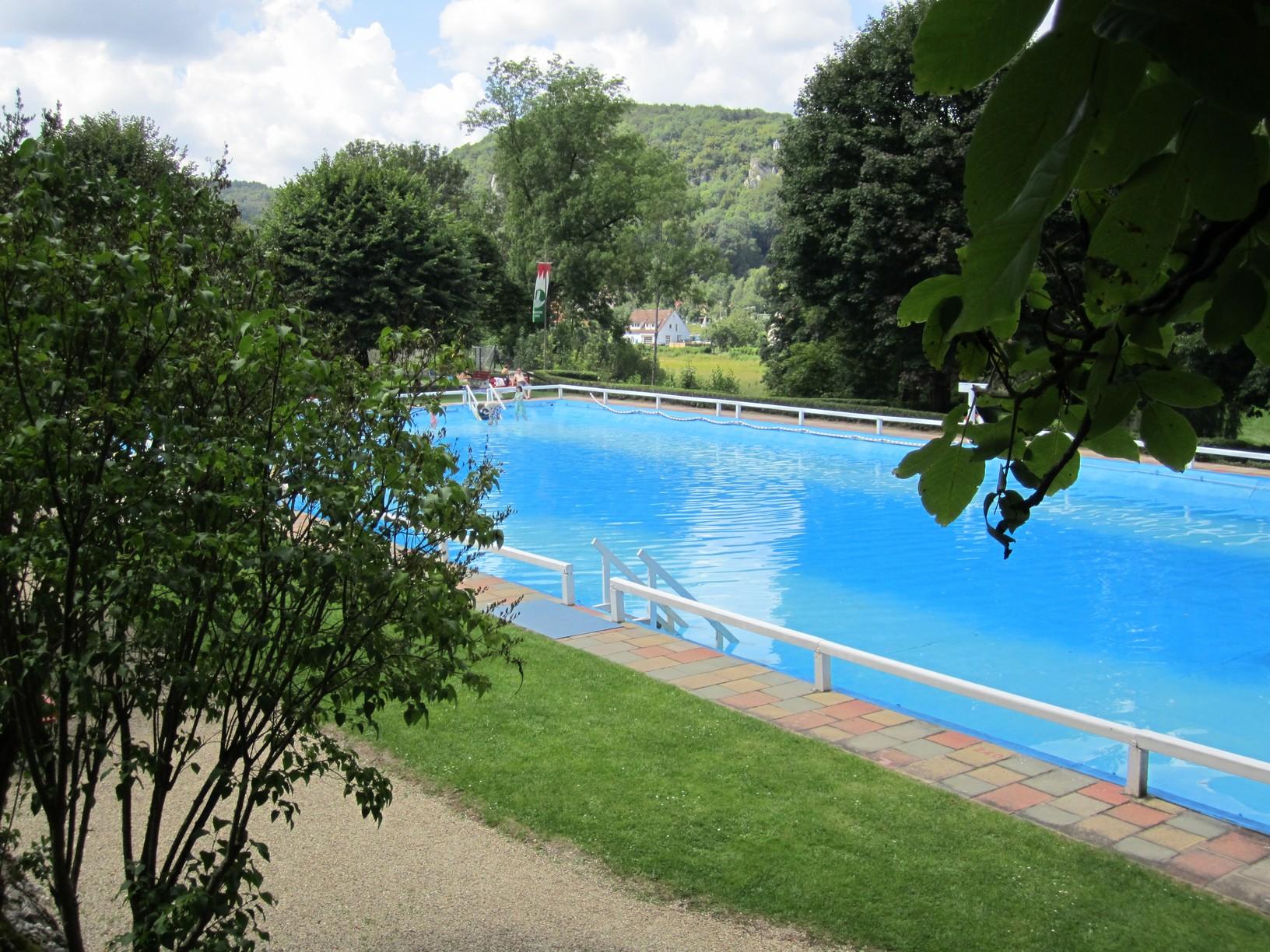 Das Familienbad in Streitberg hat neben dem obligatorischem Schwimmbecken auch einen Kanuverleih. Damit können die Besucher eine Runde auf der Wiesent drehen. Für Infos zu den Öffnungszeiten klicken Sie hier.