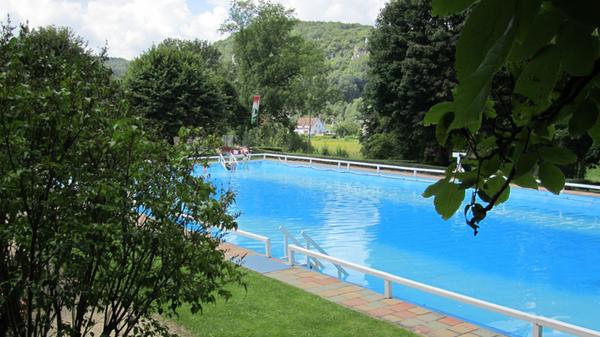 Das Familienbad in Streitberg hat neben dem obligatorischem Schwimmbecken auch einen Kanuverleih. Damit können die Besucher eine Runde auf der Wiesent drehen. Für Infos zu den Öffnungszeiten klicken Sie hier.