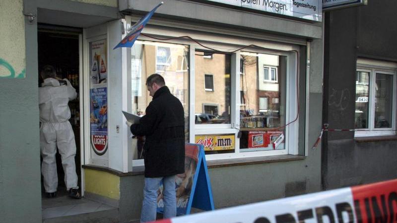 Mehmet Kubasik betreibt in Dortmund einen Kiosk. Er und seine Frau sind als kurdisch-türkische Aleviten aus Anatolien nach Deutschland geflohen – in ein vermeintlich sicheres Leben. Der 39-Jährige steht hinter der Theke, als seine Mörder kommen. Sie strecken ihn mit mehreren Schüssen nieder.