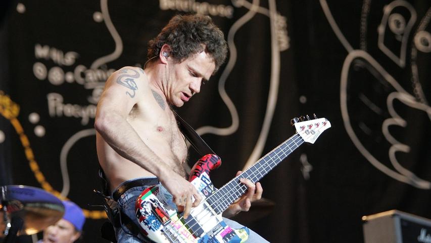 Platz 2: Flea von den Red Hot Chili Peppers.  Den zweiten Platz belegt der Bassist von den Red Hot Chilli Peppers. Er prägt mit seinem Spiel den Sound der Kalifornier und ist deshalb zurecht in diesem Voting vertreten. Live zu sehen war der Ausnahmemusiker bei Rock im Park zuletzt 2004.