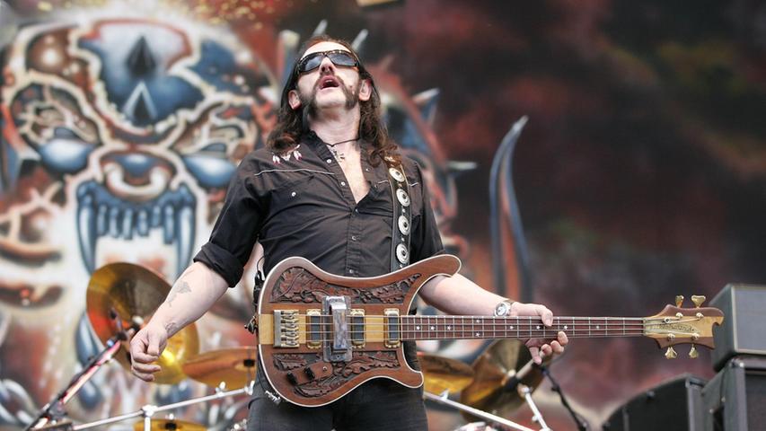 Platz 7: Lemmy von Motörhead. Auch dieser Bassist ist hier mit einem Platz vertreten.  In einzigartiger Art trägt er zum Sound von Motörhead bei und gehört live immer noch zu den absolut herausragenden Erlebnissen. 2012 konnten sich die Besucher von Rock im Park davon überzeugen.