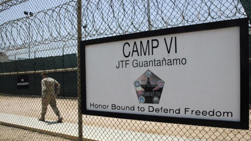 CLINTON: Will das Gefängnis auf Kuba schließen und lehnt Foltermethoden wie Waterboarding ab. 
 TRUMP: Will das Gefängnis Guantanamo erhalten und hat nichts gegen Waterboarding.