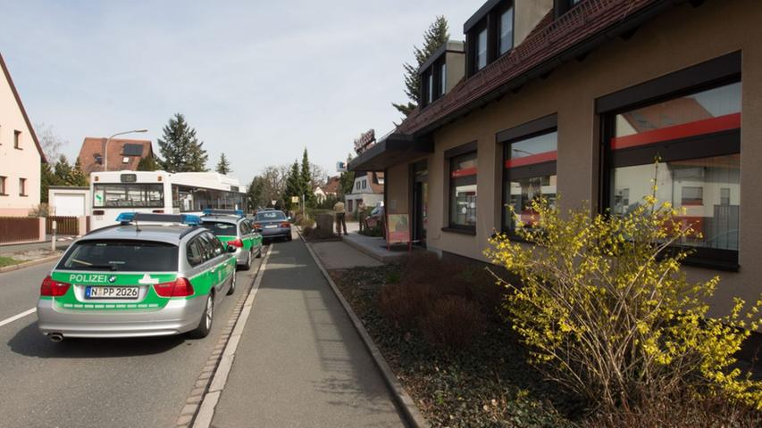 Am Mittwochmorgen überfielen zwei Räuber eine Bank in Buchenbühl bei Nürnberg. Es handelt sich dabei um eine Sparkasse in der Kalchreuther Straße.