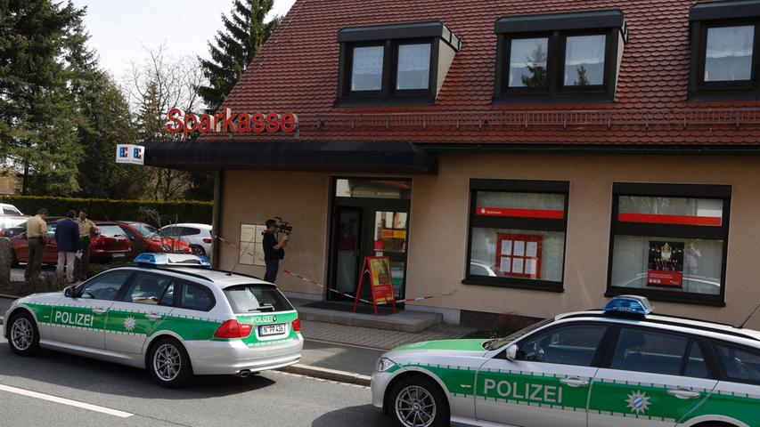Mit einer Schusswaffe erpressten die beiden Täter zwei Bankmitarbeiter und erbeuteten mehrere Tausend Euro, die sie in eine Plastiktüte steckten.