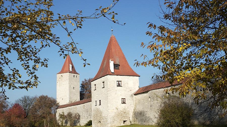 Bunte Mauerbänder als wehender Blickfang