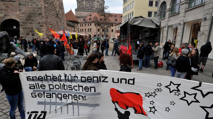 "Freiheit für Deniz und alle politischen Gefangenen", forderten am Samstag in der Nürnberger Innenstadt...