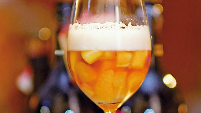 Bierkenner wissen: Zum Verkosten muss es keine Maß sein, sondern ein Glas, bei dem das Aroma des Hopfensaftes perfekt zur Geltung kommt.