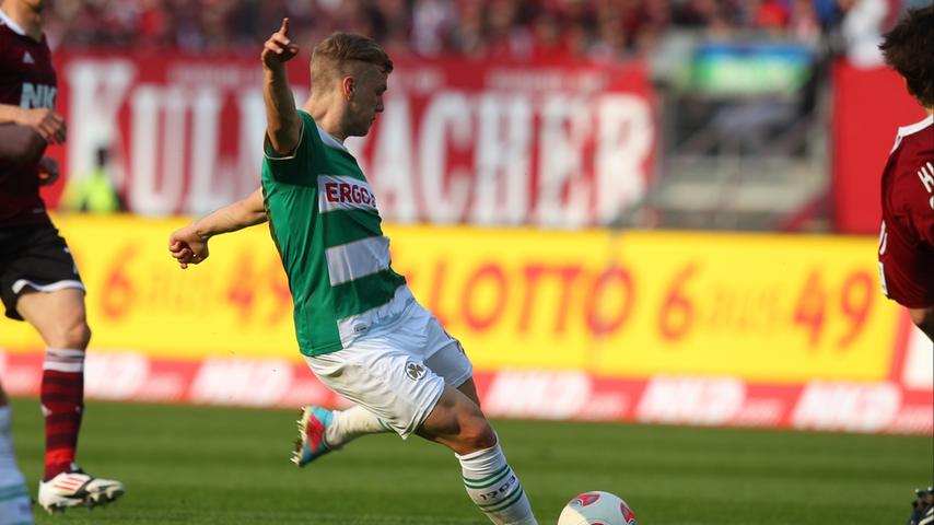 ... der Ball landet bei Johannes Geis. Der Kleeblatt-Youngster drängt Richtung Club-Tor und packt aus knapp 26 Metern den Hammer aus.