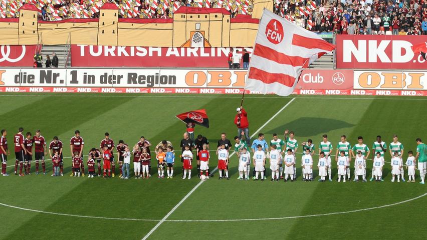 Dann ist es endlich soweit: Der 1. FC Nürnberg und die SpVgg Greuther Fürth betreten den saftig grünen Rasen im Nürnberger Stadion - die 256. Auflage des Frankenderbys kann also beginnen.