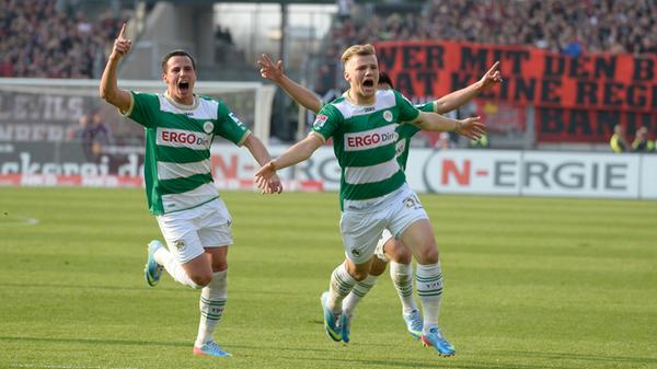 ... er direkt im Anschluss auch zum hemmungslosen Jubel ansetzen durfte. Edgar Prib freute sich mit und konnte die Feier...