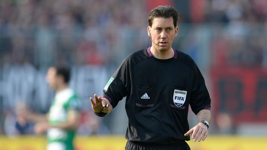 Schiedsrichter Manuel Gräfe hat insgesamt gesehen viel zu tun während des Derbys - aber der erfahrene Referee macht seine Sache gut.