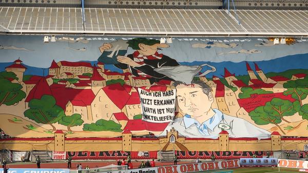 Fürths Oberbürgmeister Thomas Jung bekam den Trichter verpasst - eine Replik auf das gerichtlich gekippte Betretungsverbot der Fürther Innenstadt für Clubfans beim Hinspiel. Nunja, war schon ein bisschen derb, oder?