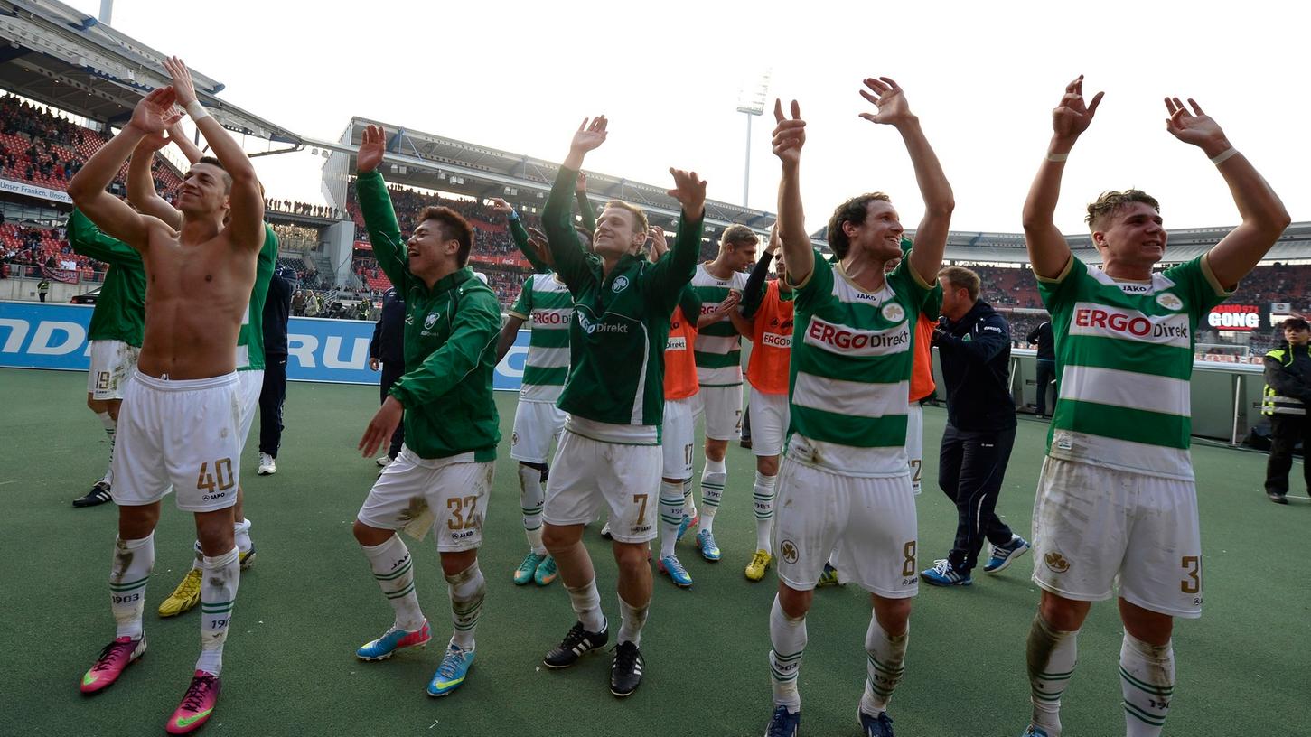 Sieg im Frankenstadion: So feierten Fürths Derbyhelden im April 2013 den Erfolg beim Erzrivalen.