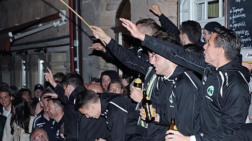 ... am Abend in der Gustavstraße fortsetzten. Gemeinsam mit den glückseligen Fans wurde jede Menge Grüner-Bier vernichtet und so mancher Schmähgesang angestimmt.