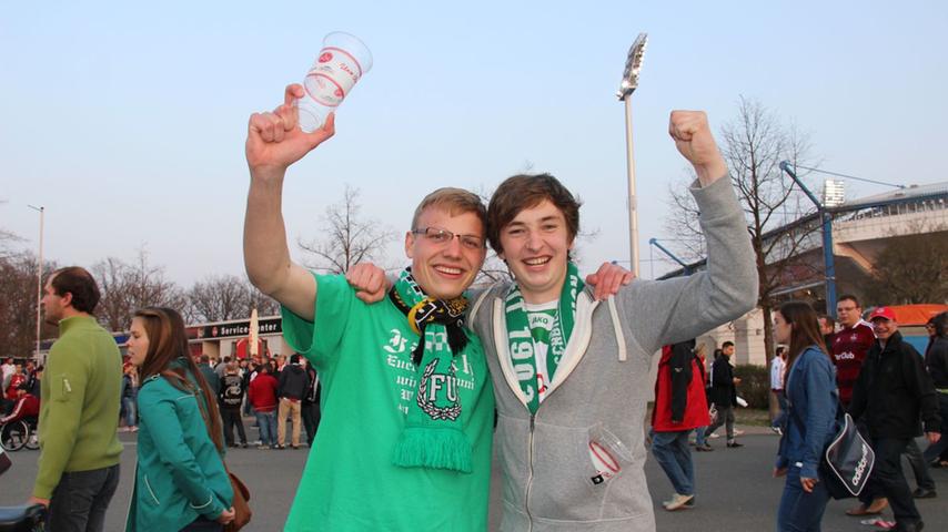 "Wir sind die Derby-Sieger", schreien Alexander Schug (18, rechts) und Magnus Wieland (20, links). Für beide Fürth-Fans war es ein überragendes Spiel, gar das beste in der Saison. "Unsere Saison ist damit noch einmal gerettet."