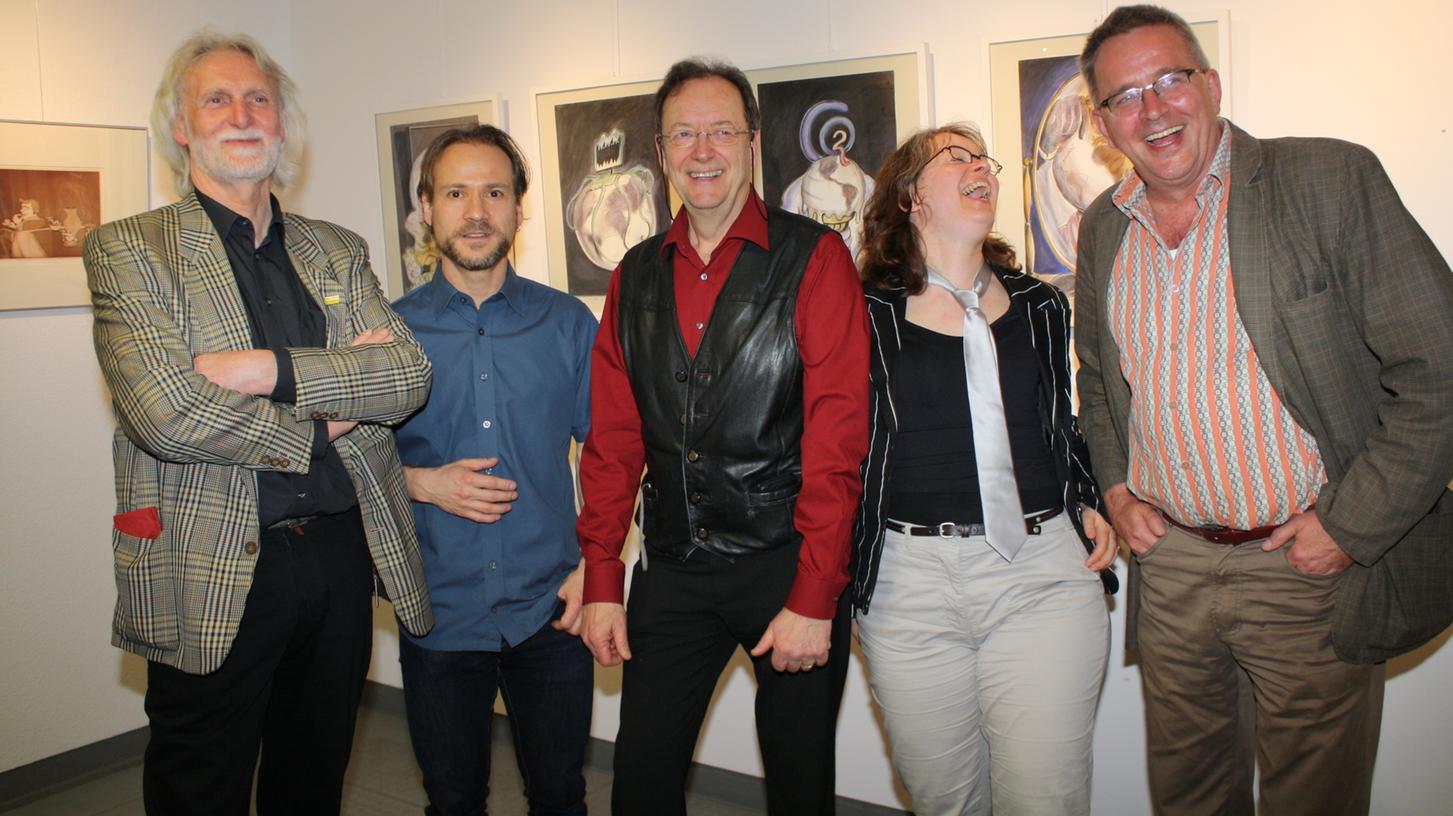 Gut gelaunt: Galerist John Hammond (v. li.) mit den Künstlern Anjo Haase, Andreas Floris, Christine Pfohlmann und Gerd Bauer. Gut gelaunt: Galerist John Hammond (v. li.) mit den Künstlern Anjo Haase, Andreas Floris, Christine Pfohlmann und Gerd Bauer.