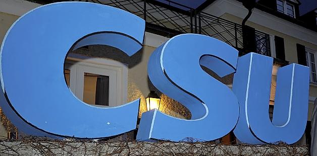 Die Affäre um 17 CSU-Landtagsabgeordnete, die Familienmitglieder für sich arbeiten ließen und diese mit Steuergeldern bezahlten, löst unter den Leserinnen und Lesern helle Empörung aus. Die Affäre um 17 CSU-Landtagsabgeordnete, die Familienmitglieder für sich arbeiten ließen und diese mit Steuergeldern bezahlten, löst unter den Leserinnen und Lesern helle Empörung aus.