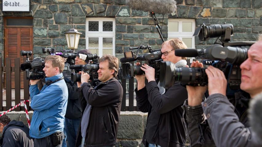 ... des Bayerischen Rundfunks soll er im Hinterhof angeschlagen haben. Die Medienvertreter warteten gespannt auf Neuigkeiten. 
