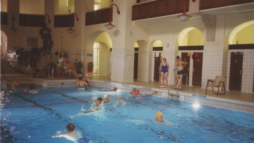Nostalgische Gefühle weckt die Aufnahme aus dem übrigens nur ein Jahr nach der DLRG-Gründung eröffneten Volksbad. Jahrzehntelang gaben Mitglieder hier Schwimmunterricht oder hielten sich bei Trainingsstunden fit. Die Aufnahme entstand – offenbar kurz vor der Schließung 1994 – in Halle III.
