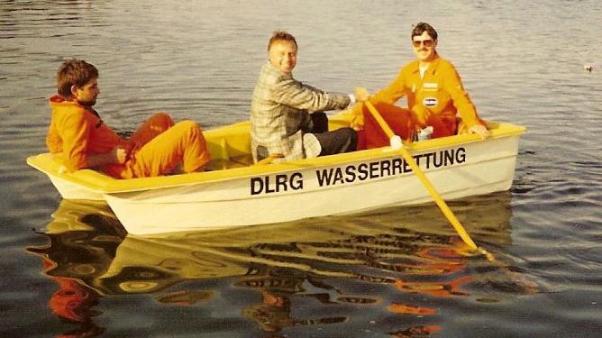 Das Freizeitvergnügen, im und auf dem Wasser abzusichern, hat in Nürnberg eine beachtliche Tradition: Hier sind die tapferen Retter im Ruderboot auf dem Wöhrder See unterwegs.