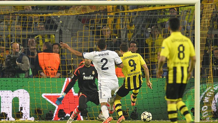 Marca: "Desaster für Madrid. Dortmund steht dank eines kolossalen Lewandowski mit eineinhalb Beinen im Finale. Die Deutschen überfuhren wie eine Walze über Real Madrid".