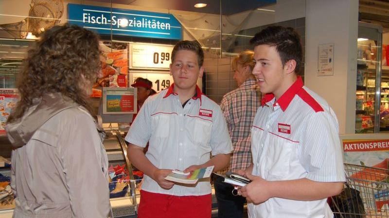 Beim REWE-Markt in der Kaiser­straße tragen Nico (15) und Dustin (15) aus der Leopold-Ullstein-Real­schule Ungewohntes. Die beiden...