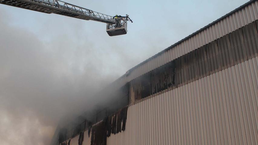 Brand am Nürnberger Hafen 2013: Lagerhalle in Flammen