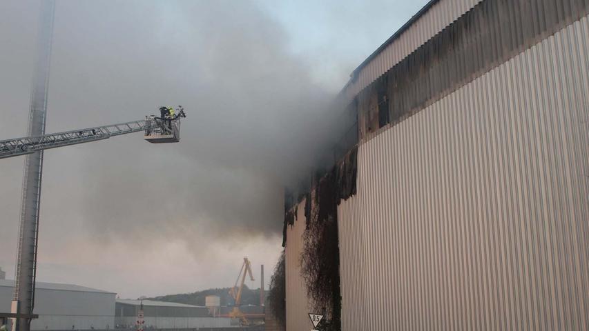 Brand am Nürnberger Hafen 2013: Lagerhalle in Flammen