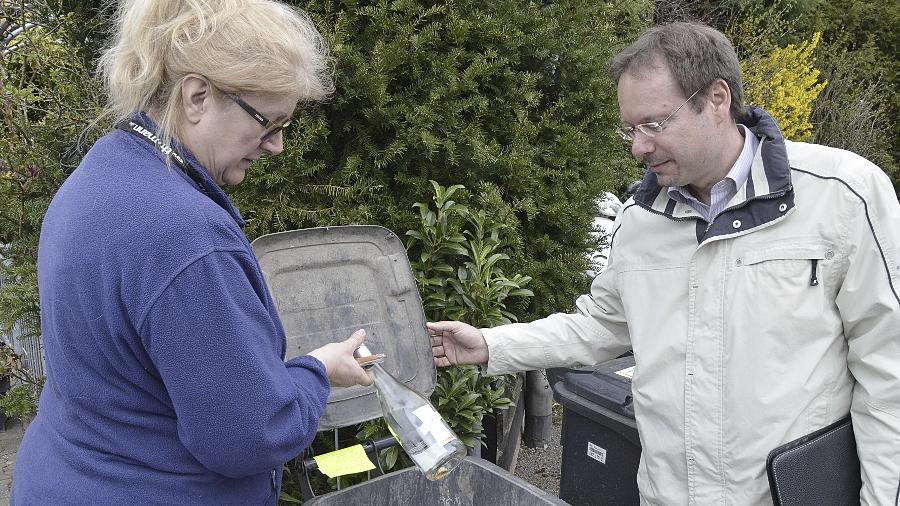 Für Flaschen im Restmüll gibt’s „Gelbe Karte“